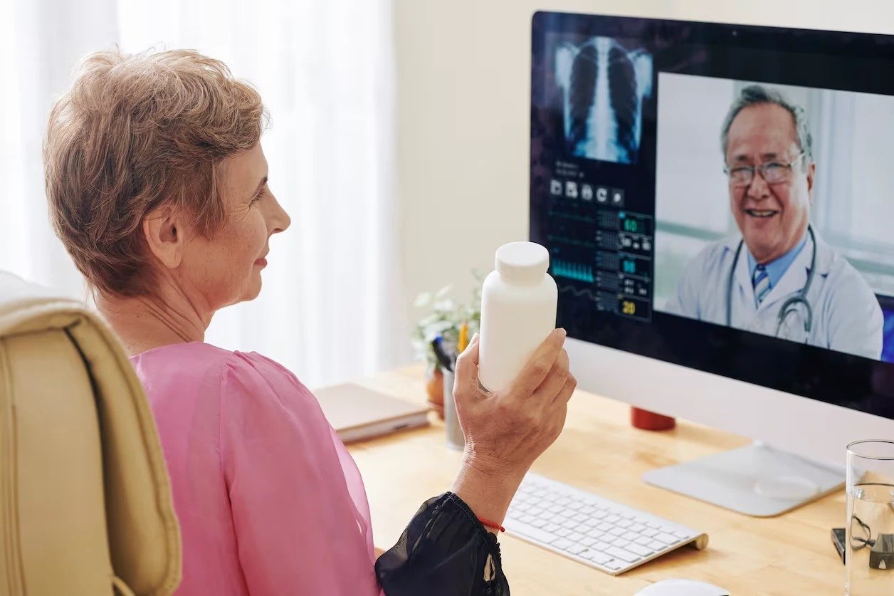 Una paciente habla con su médico por videollamada desde su casa.